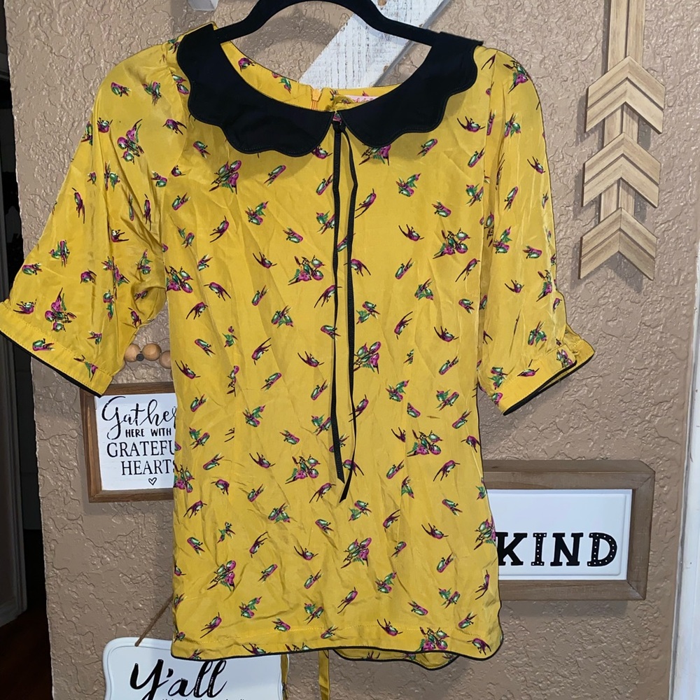 Trollied Dolly Women’s Mustard Top Birds Black Collar Size Medium EUC